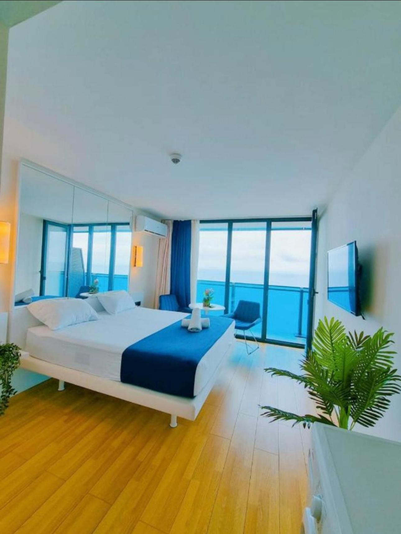 Orbi City Apartment With Sea View Batumi Bagian luar foto