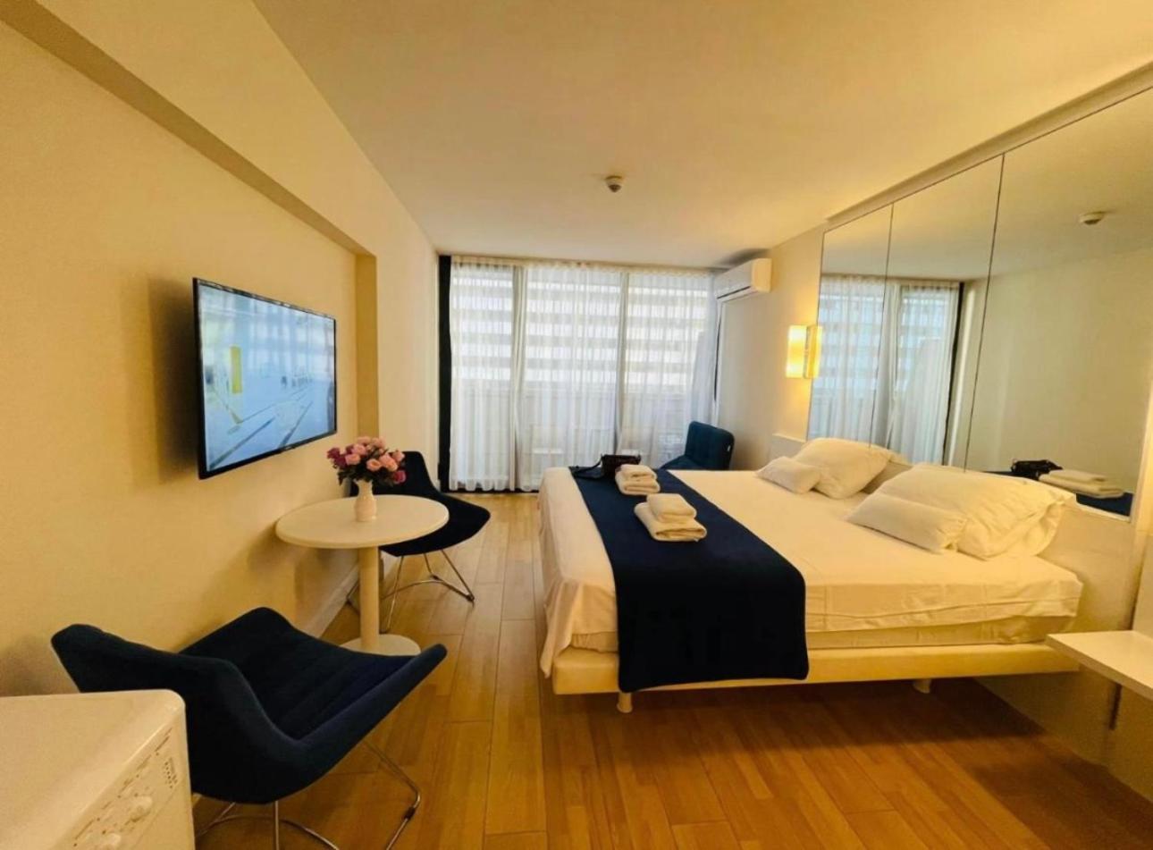 Orbi City Apartment With Sea View Batumi Bagian luar foto