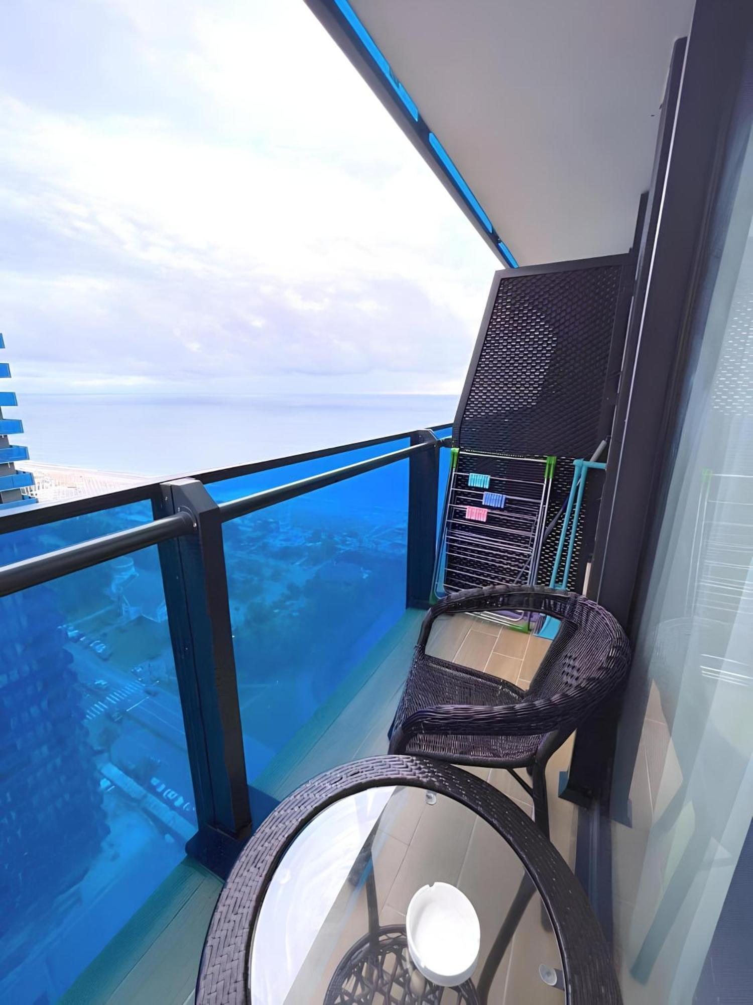 Orbi City Apartment With Sea View Batumi Bagian luar foto